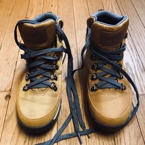 North face 7.5 boot NWT